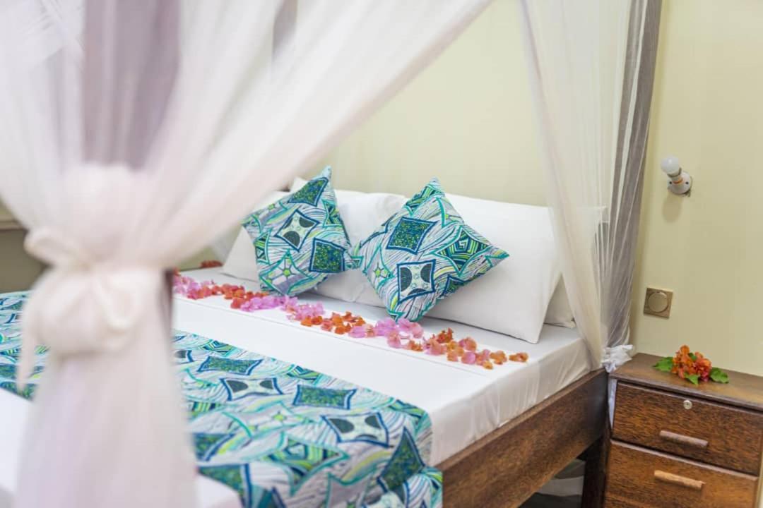 Weavers Lodge Pongwe Ngoại thất bức ảnh